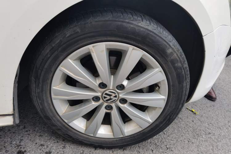 Used Volkswagen Sagitar 2014 1.6L Automatic Comfort Model Right Front Wheel Hub
