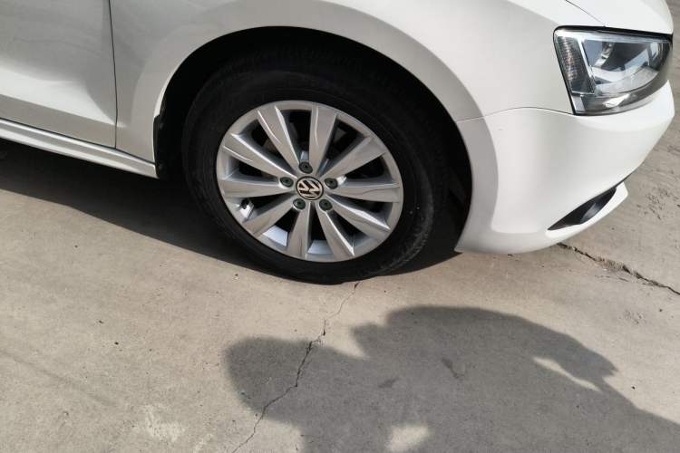 Used Volkswagen Sagitar 2014 1.6L Automatic Comfort Model Right Front Wheel Hub