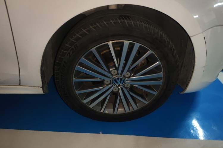 Used Volkswagen Sagitar 2014 Revised 1.4TSI Automatic Flagship Edition Right Front Wheel Hub
