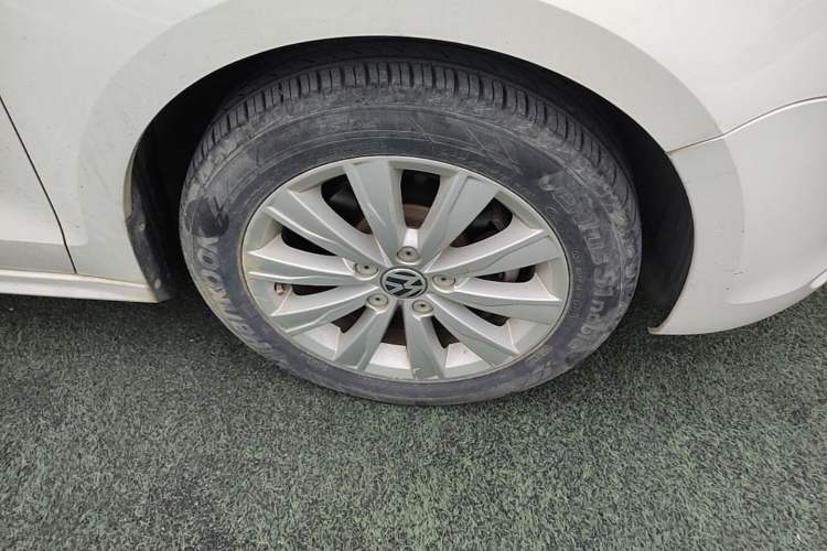 Used Volkswagen Sagitar 2014 Revised Version 1.6L Automatic Comfort Edition Right Front Wheel Hub