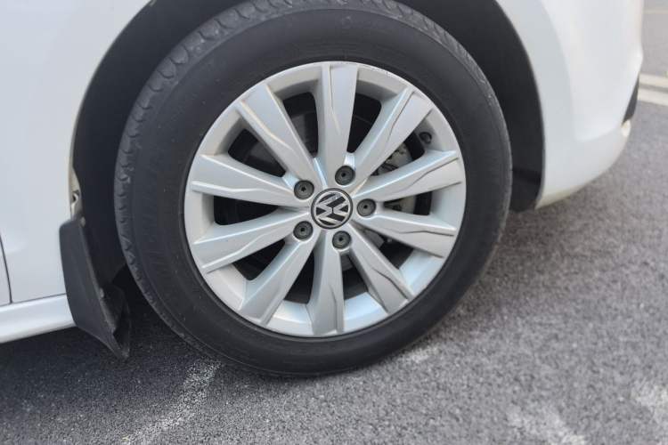 Used Volkswagen Sagitar 2014 Revised Version 1.4TSI Automatic Luxury Edition Right Front Wheel Hub
