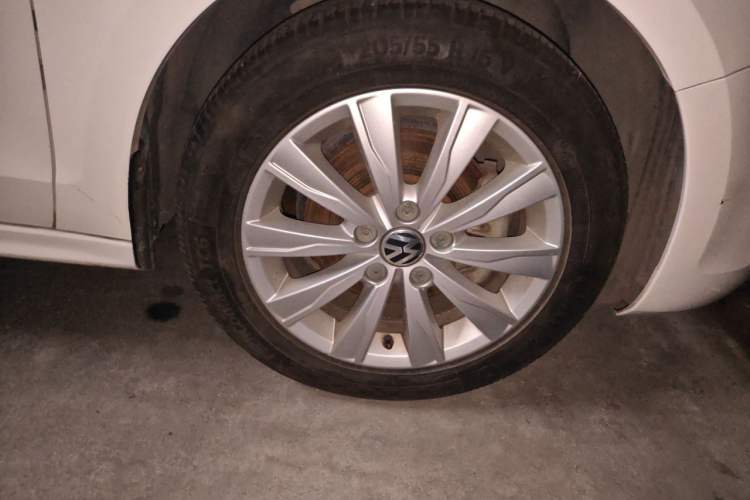 Used Volkswagen Sagitar 2014 Revised Version 1.4TSI Automatic Luxury Edition Right Front Wheel Hub