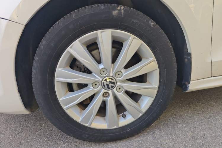 Used Volkswagen Sagitar 2014 1.4TSI Automatic Luxury Model Right Front Wheel Hub