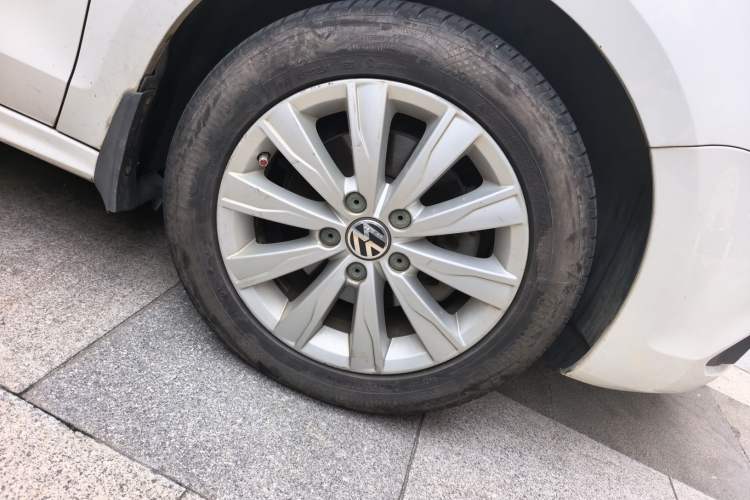 Used Volkswagen Sagitar 2014 1.4TSI Automatic Luxury Model Right Front Wheel Hub