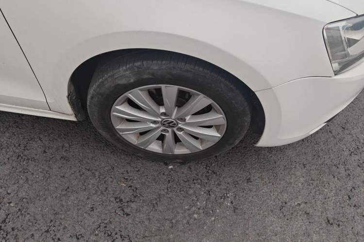 Used Volkswagen Sagitar 2014 1.6L Manual Comfort Model Right Front Wheel Hub