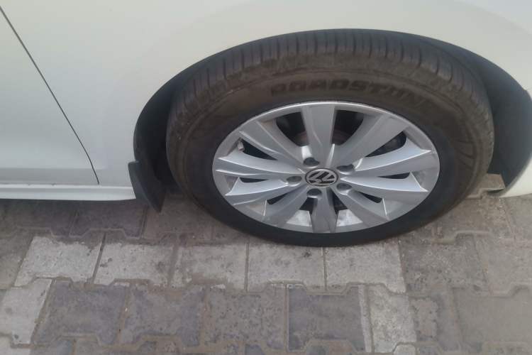Used Volkswagen Sagitar 2014 1.4TSI Automatic Luxury Model Right Front Wheel Hub