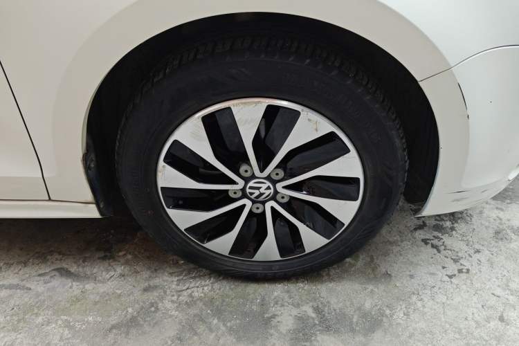 Used Volkswagen Sagitar 2014 Revised 1.4TSI BlueMotion Edition Right Front Wheel Hub