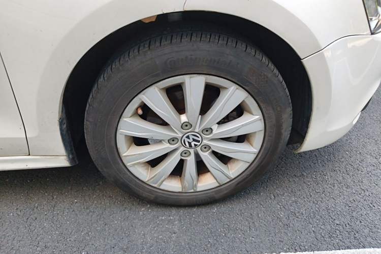Used Volkswagen Sagitar 2014 1.4TSI Automatic Luxury Model Right Front Wheel Hub