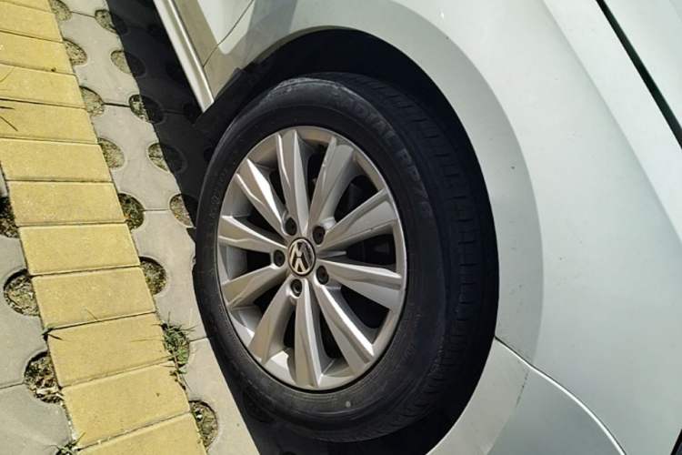 Used Volkswagen Sagitar 2014 Revised Version 1.6L Manual Comfort Edition Right Front Wheel Hub