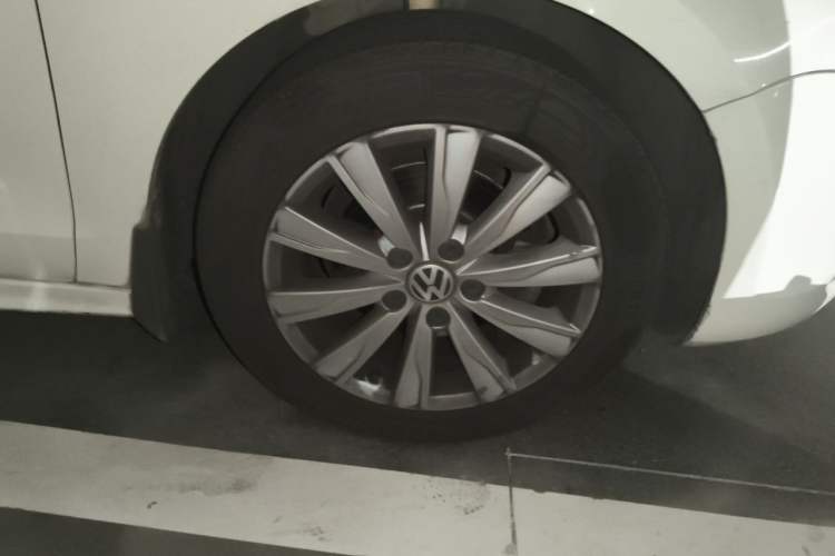 Used Volkswagen Sagitar 2014 1.6L Automatic Comfort Model Right Front Wheel Hub