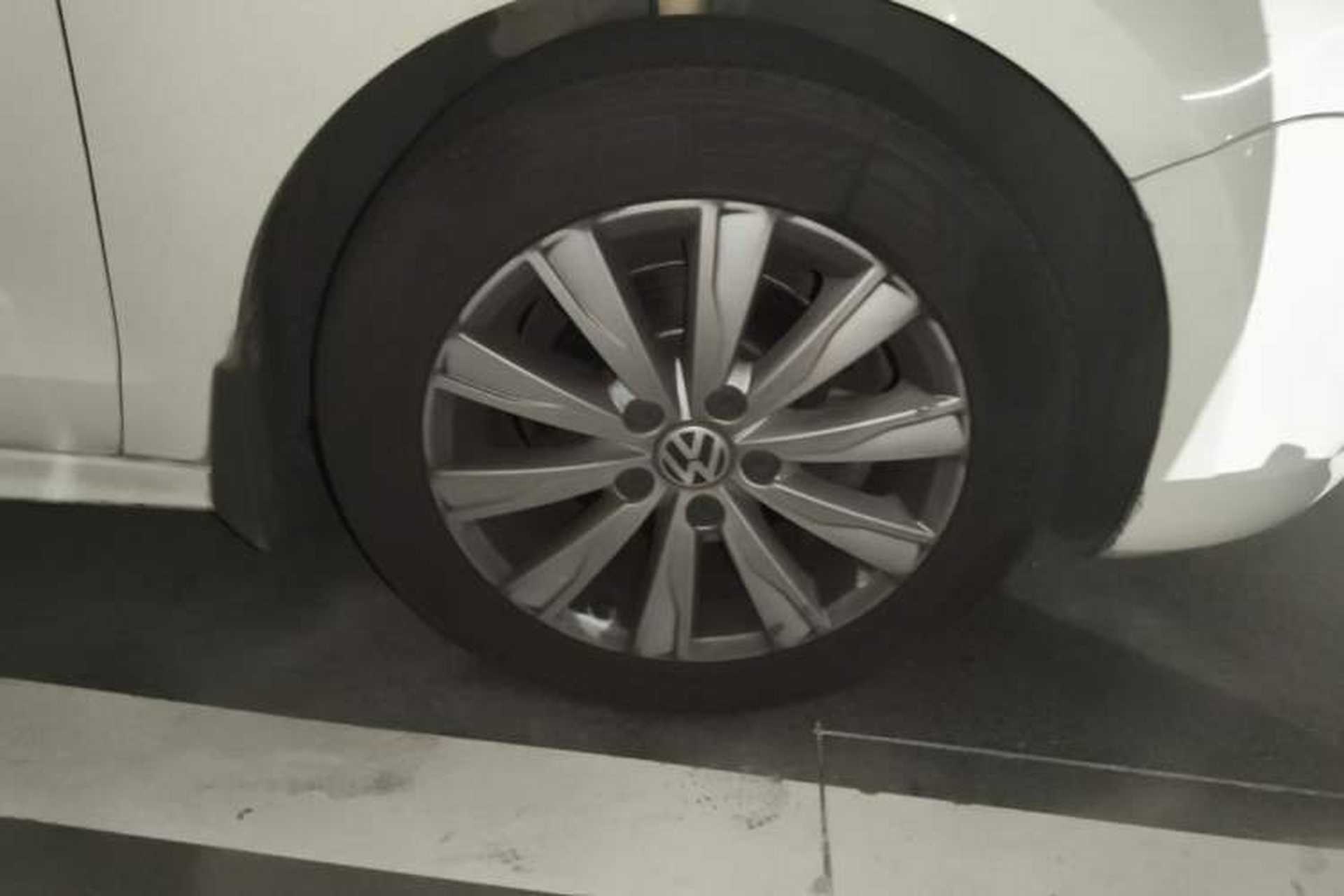 Used Volkswagen Sagitar 2014 1.6L Automatic Comfort Model Right Front Wheel Hub