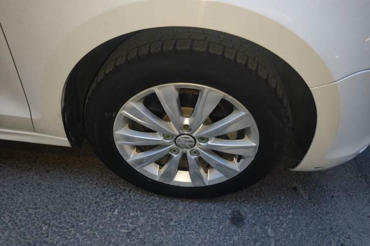 Used Volkswagen Sagitar 2014 1.6L Automatic Comfort Model Right Front Wheel Hub
