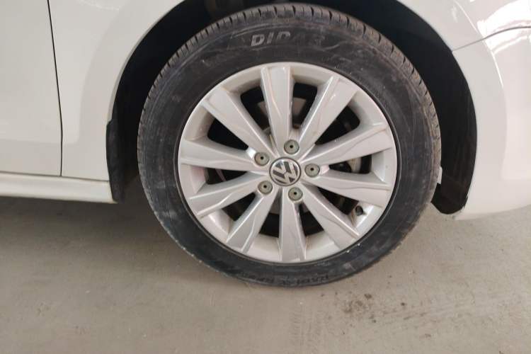 Used Volkswagen Sagitar 2014 Revised Version 1.6L Automatic Comfort Edition Right Front Wheel Hub