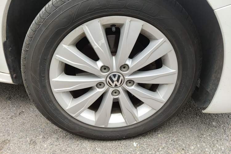 Used Volkswagen Sagitar 2014 1.4TSI Automatic Luxury Model Right Front Wheel Hub