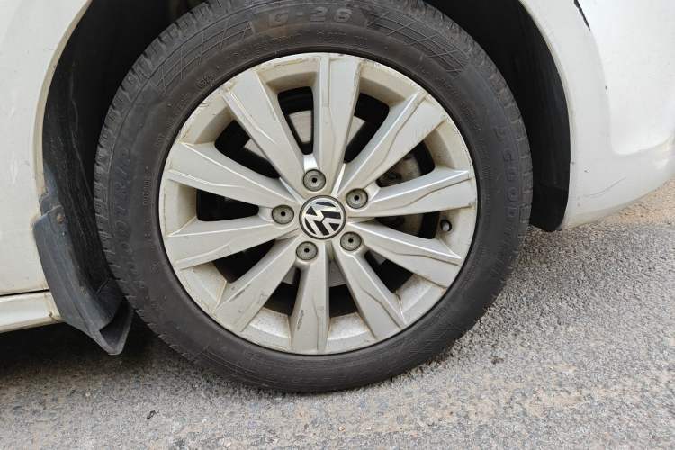 Used Volkswagen Sagitar 2014 Revised Version 1.4TSI Automatic Luxury Edition Right Front Wheel Hub