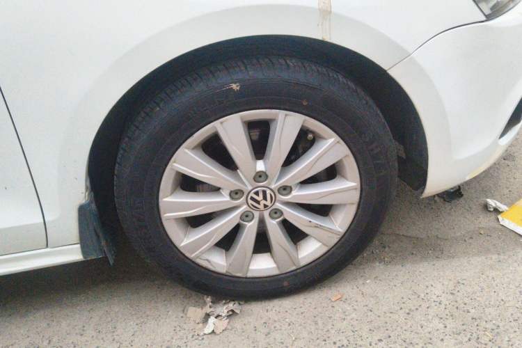 Used Volkswagen Sagitar 2014 1.4TSI Automatic Luxury Model Right Front Wheel Hub