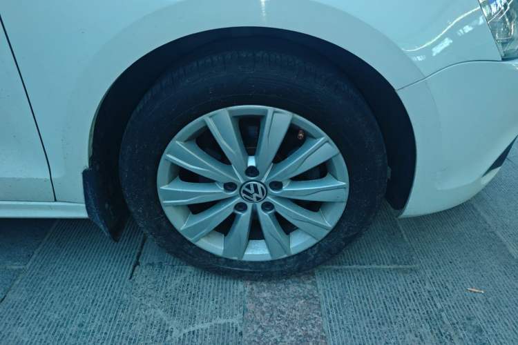 Used Volkswagen Sagitar 2014 Revised Version 1.6L Automatic Fashionable Style Right Front Wheel Hub