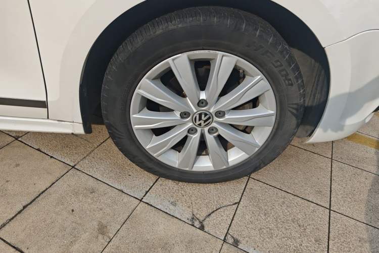 Used Volkswagen Sagitar 2014 Revised Version 1.6L Automatic Comfort Edition Right Front Wheel Hub