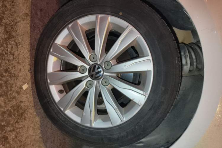 Used Volkswagen Sagitar 2014 1.6L Automatic Comfort Model Right Front Wheel Hub