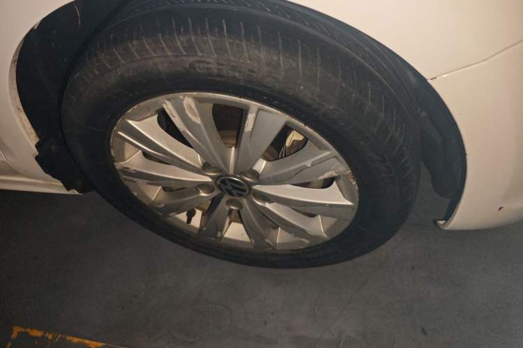 Used Volkswagen Sagitar 2014 1.6L Automatic Comfort Model Right Front Wheel Hub