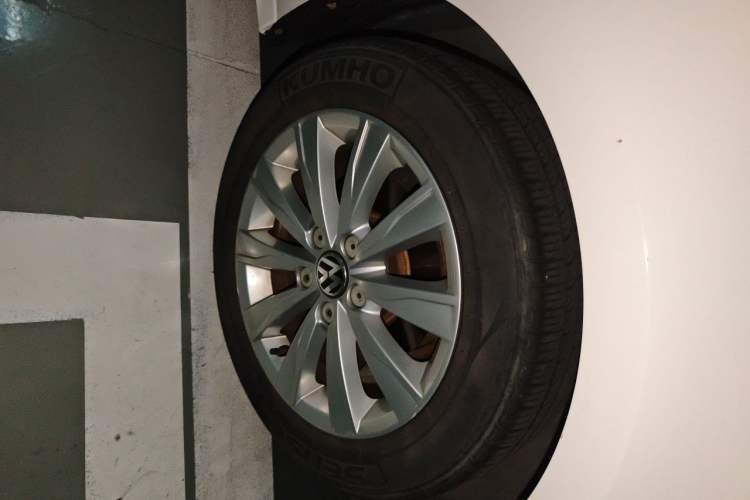 Used Volkswagen Sagitar 2014 Revised Version 1.6L Manual Comfort Edition Right Front Wheel Hub