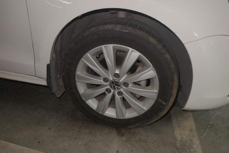 Used Volkswagen Sagitar 2014 Revised Version 1.4TSI Automatic Luxury Edition Right Front Wheel Hub