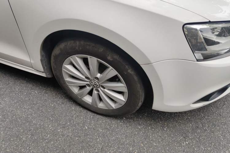 Used Volkswagen Sagitar 2014 1.6L Automatic Comfort Model Right Front Wheel Hub