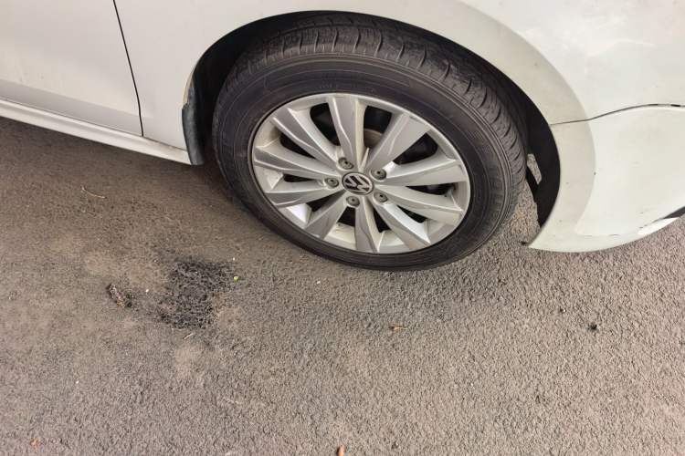 Used Volkswagen Sagitar 2014 Revised Version 1.6L Automatic Comfort Edition Right Front Wheel Hub