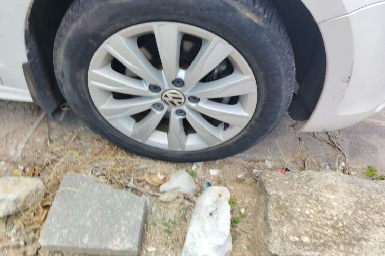 Used Volkswagen Sagitar 2014 Revised Version 1.4TSI Automatic Luxury Edition Right Front Wheel Hub