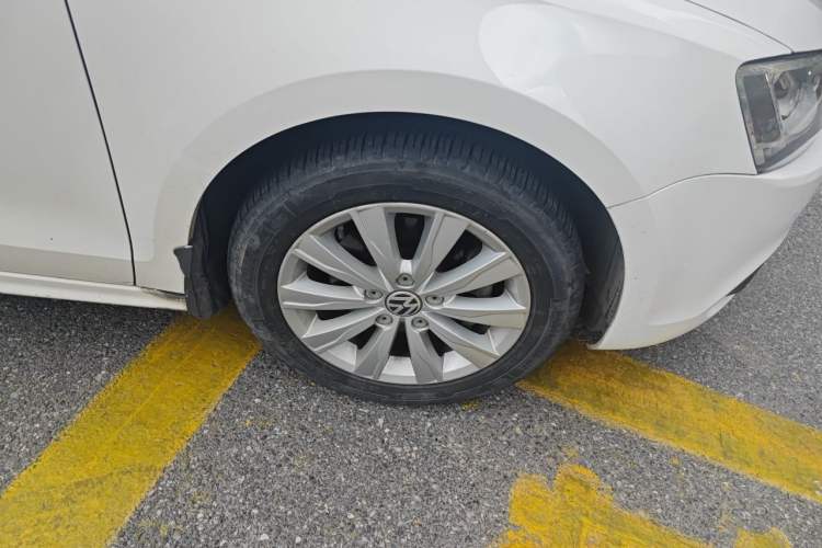 Used Volkswagen Sagitar 2014 Revised Version 1.4TSI Automatic Luxury Edition Right Front Wheel Hub
