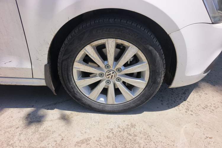 Used Volkswagen Sagitar 2014 Revised Version 1.4TSI Manual Luxury Edition Right Front Wheel Hub