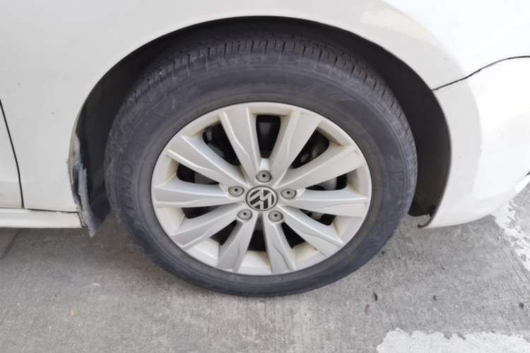 Used Volkswagen Sagitar 2014 Revised Version 1.4TSI Manual Luxury Edition Right Front Wheel Hub