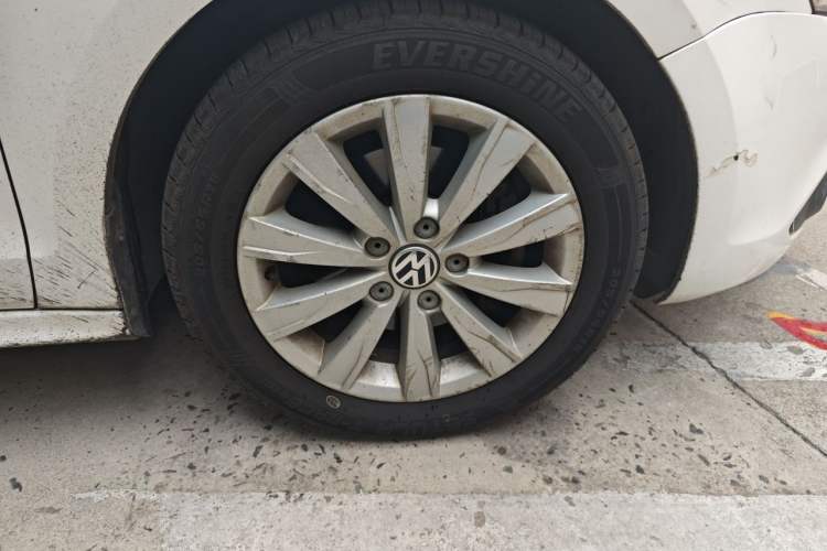 Used Volkswagen Sagitar 2014 1.4TSI Automatic Luxury Model Right Front Wheel Hub