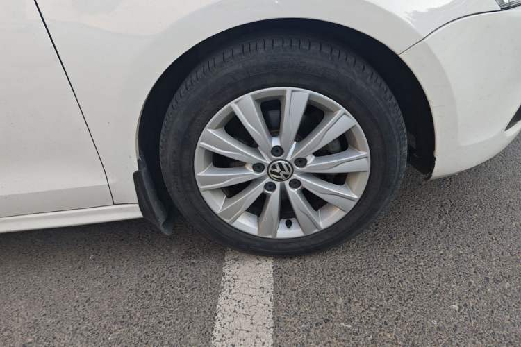Used Volkswagen Sagitar 2014 Revised Version 1.6L Manual Comfort Edition Right Front Wheel Hub