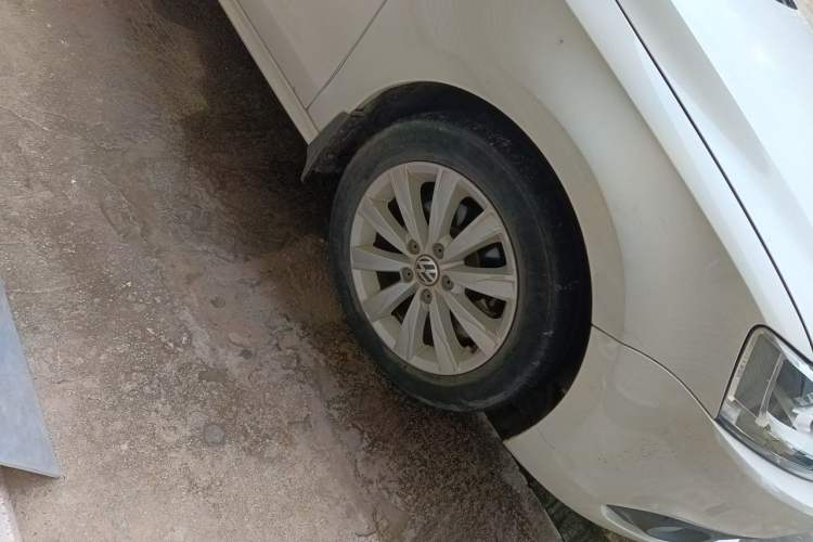 Used Volkswagen Sagitar 2014 Revised Version 1.6L Manual Comfort Edition Right Front Wheel Hub