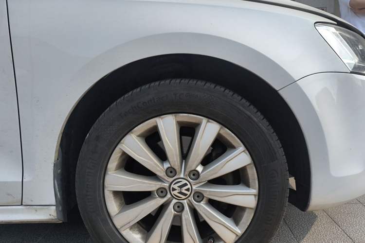 Used Volkswagen Sagitar 2014 1.4TSI Automatic Luxury Model Right Front Wheel Hub