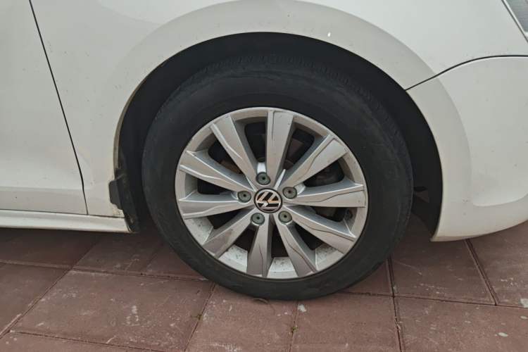 Used Volkswagen Sagitar 2014 Revised Version 1.6L Manual Comfort Edition Right Front Wheel Hub