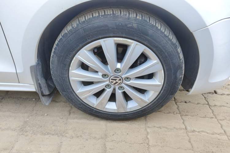 Used Volkswagen Sagitar 2014 1.4TSI Manual Luxury Model Right Front Wheel Hub
