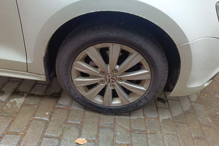 Used Volkswagen Sagitar 2014 1.6L Automatic Comfort Model Right Front Wheel Hub