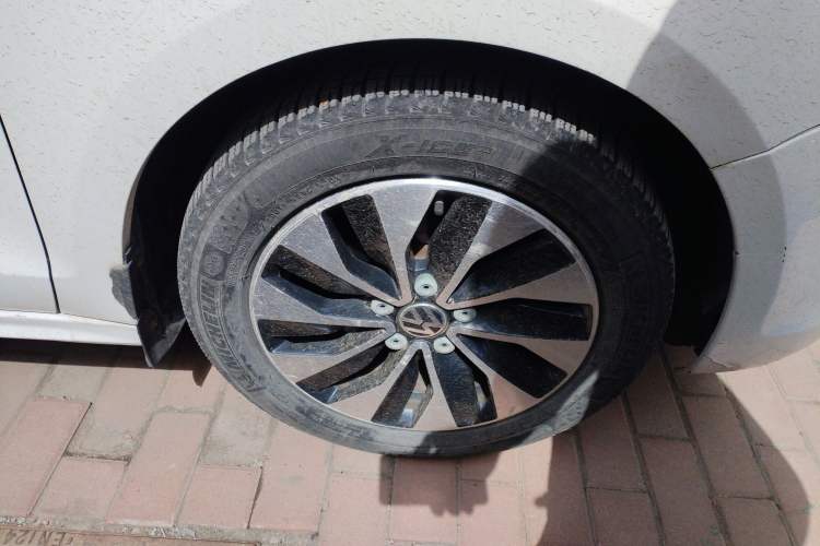 Used Volkswagen Sagitar 2014 Revised 1.4TSI BlueMotion Edition Right Front Wheel Hub