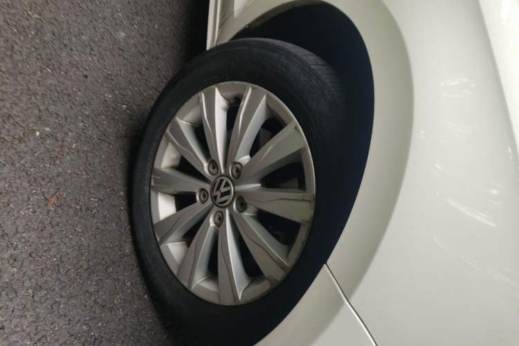 Used Volkswagen Sagitar 2014 Revised Version 1.4TSI Automatic Luxury Edition Right Front Wheel Hub