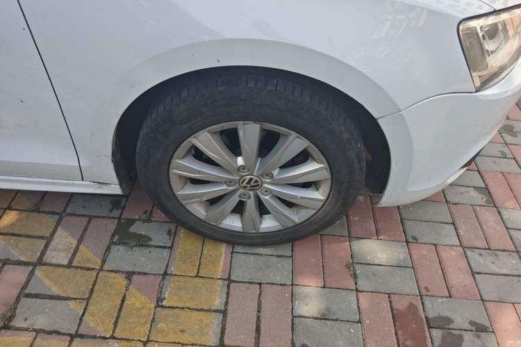 Used Volkswagen Sagitar 2014 Revised Version 1.4TSI Automatic Luxury Edition Right Front Wheel Hub