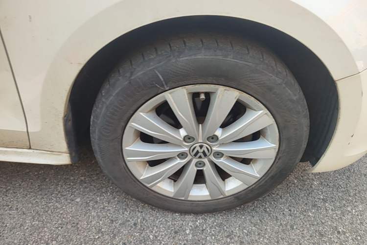 Used Volkswagen Sagitar 2014 1.4TSI Automatic Luxury Model Right Front Wheel Hub