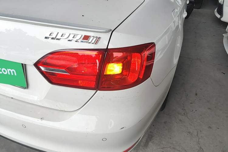 Used Volkswagen Sagitar 2014 Revised Version 1.6L Automatic Comfort Edition Right Rear Taillight