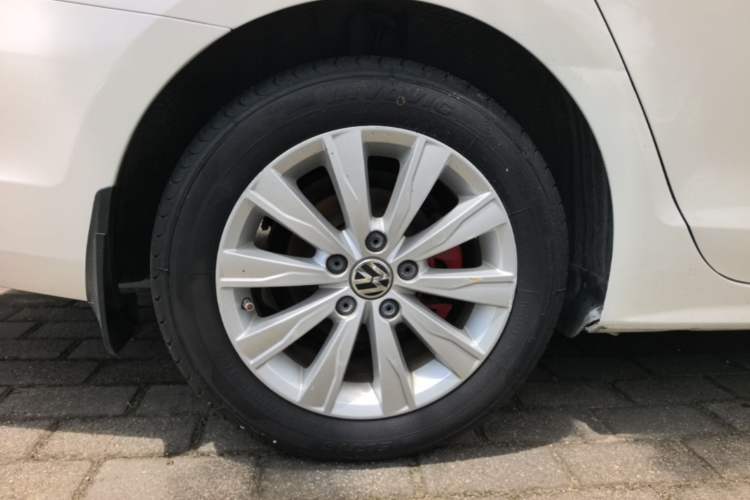 Used Volkswagen Sagitar 2014 Revised Version 1.4TSI Automatic Luxury Edition Right Rear Wheel Hub
