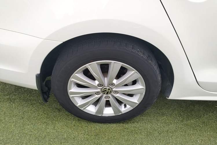 Used Volkswagen Sagitar 2014 1.6L Automatic Comfort Model Right Rear Wheel Hub