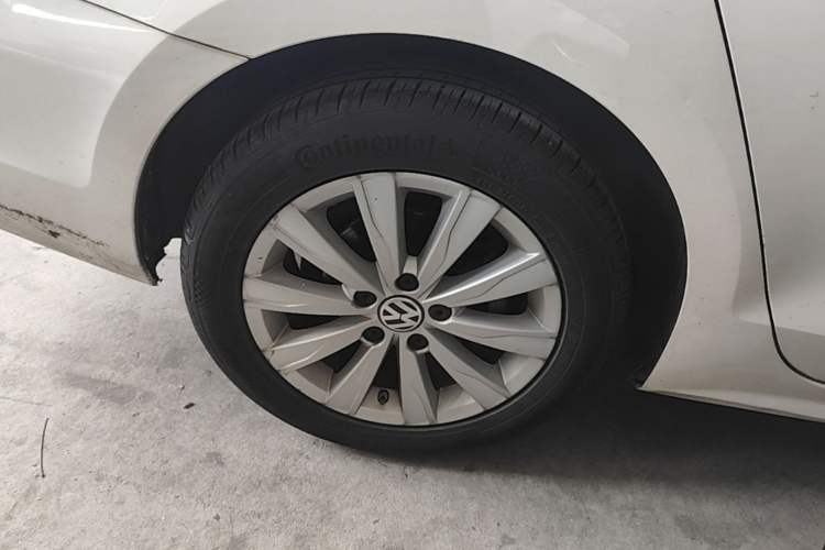 Used Volkswagen Sagitar 2014 Revised Version 1.6L Automatic Comfort Edition Right Rear Wheel Hub