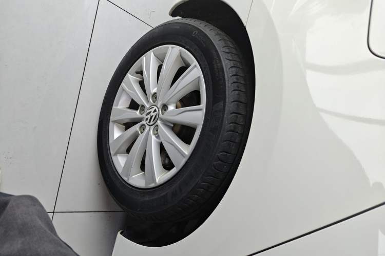 Used Volkswagen Sagitar 2014 Revised Version 1.6L Automatic Comfort Edition Right Rear Wheel Hub