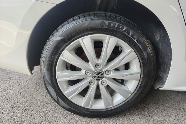 Used Volkswagen Sagitar 2014 Revised Version 1.6L Automatic Leading Edition Right Rear Wheel Hub