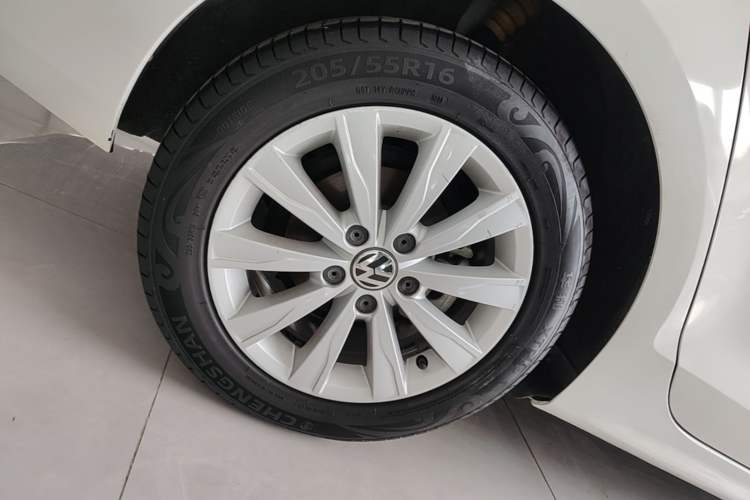 Used Volkswagen Sagitar 2014 Revised Version 1.6L Automatic Comfort Edition Right Rear Wheel Hub